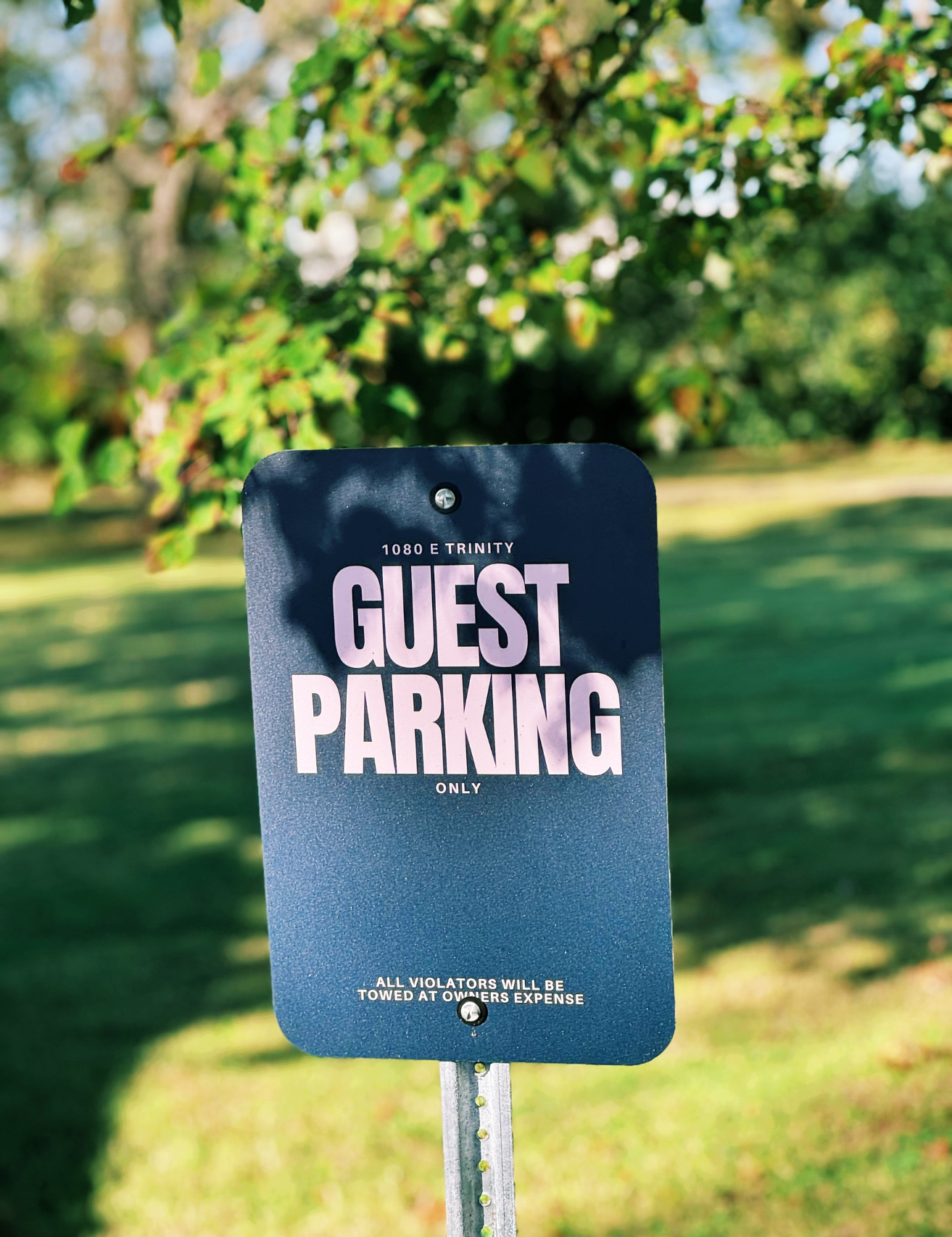 Guest parking sign at the entrance to The Therapist's Den in Nashville